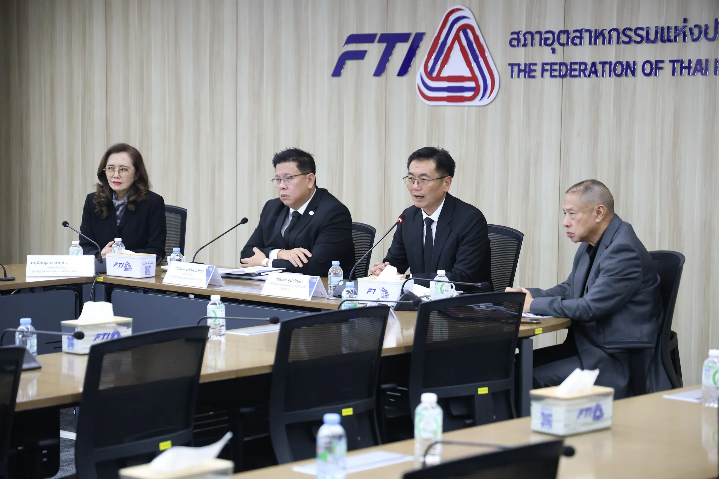 ผู้บริหารสภาอุตสาหกรรมแห่งประเทศไทย (ส.อ.ท.) 4 คนนั่งแถลงข่าวที่โต๊ะประชุมภายในห้องประชุมของ FTI เพื่อเปิดเผยดัชนีความเชื่อมั่นภาคอุตสาหกรรมและข้อเสนอเชิงนโยบายต่อภาครัฐ