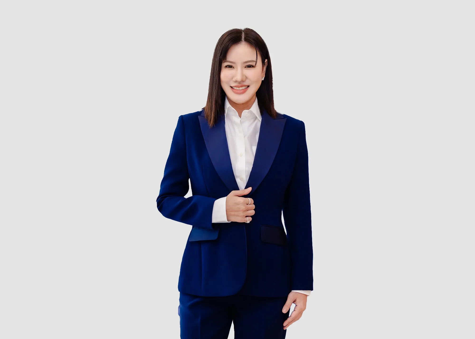ภาพผู้บริหารหญิงสวมสูทสีน้ำเงินเข้มยืนยิ้มทำท่าทางมั่นใจ ประกอบข่าว 88TH เดินหน้าธุรกิจครึ่งปีหลังบุกตลาดจีนและ CLMV พร้อมขยายสู่ธุรกิจ Pet Food เป็น New S-Curve
