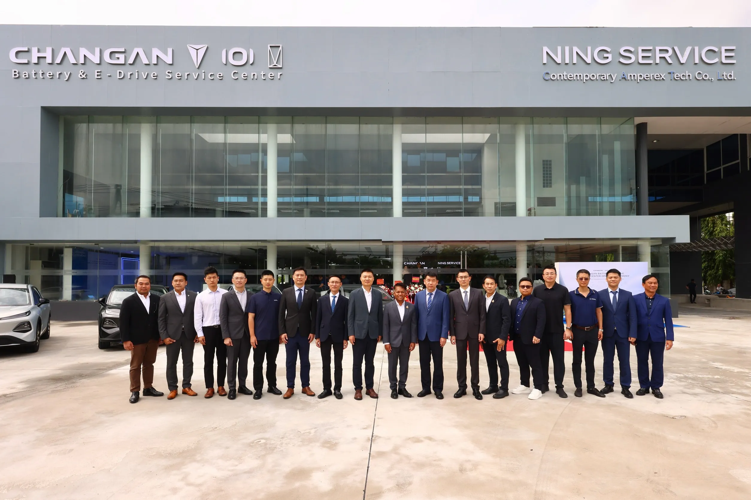 ภาพผู้บริหารและตัวแทนจาก CHANGAN และ NING SERVICE by CATL ถ่ายภาพร่วมกันหน้าอาคารศูนย์บริการแบตเตอรี่และอี-ไดรฟ์แห่งแรกในประเทศไทย
