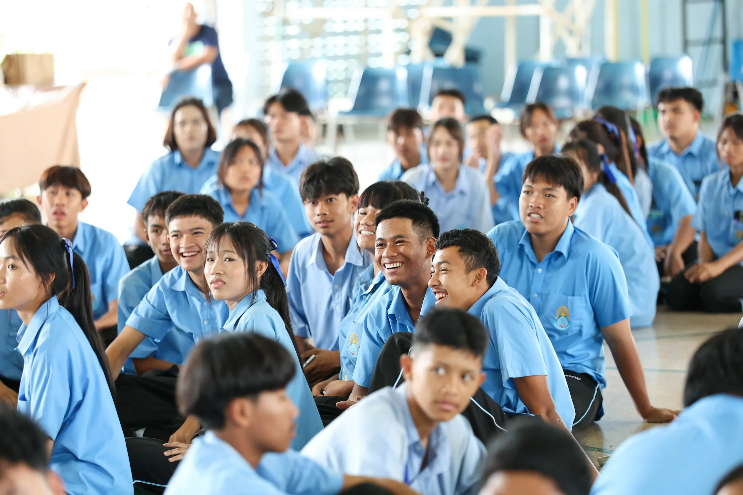 นักเรียนสวมเครื่องแบบสีฟ้าจำนวนมากนั่งฟังบรรยายในกิจกรรมโครงการบริหารจัดการขยะภายในโรงเรียน จังหวัดสระบุรี