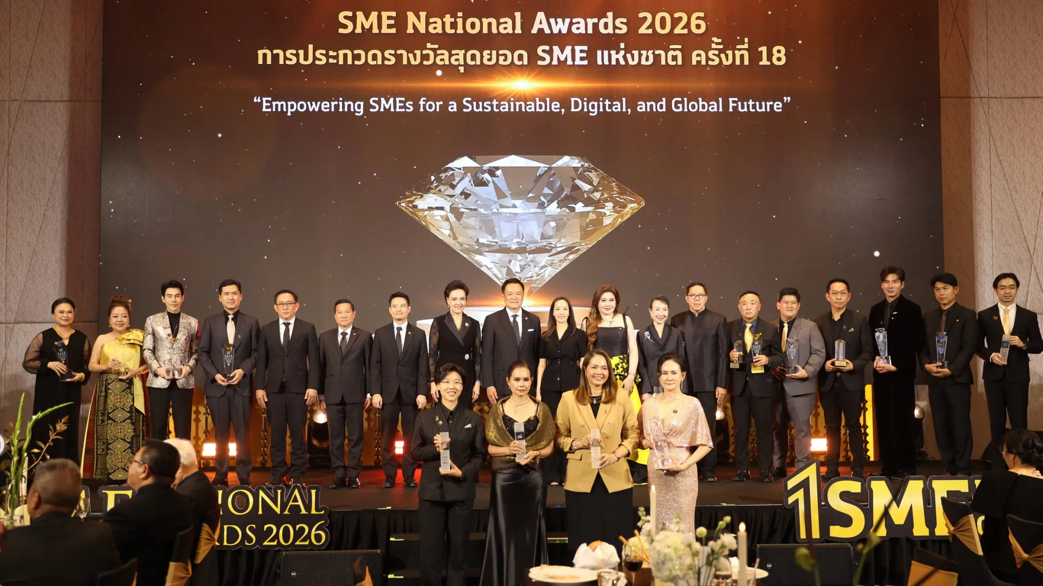 ภาพหมู่ผู้บริหารและผู้ประกอบการที่ได้รับรางวัลถ่ายภาพร่วมกันบนเวทีงานประกาศรางวัล SME National Awards 2026 ครั้งที่ 18 ภายใต้แนวคิด Empowering SMEs for a Sustainable, Digital, and Global Future