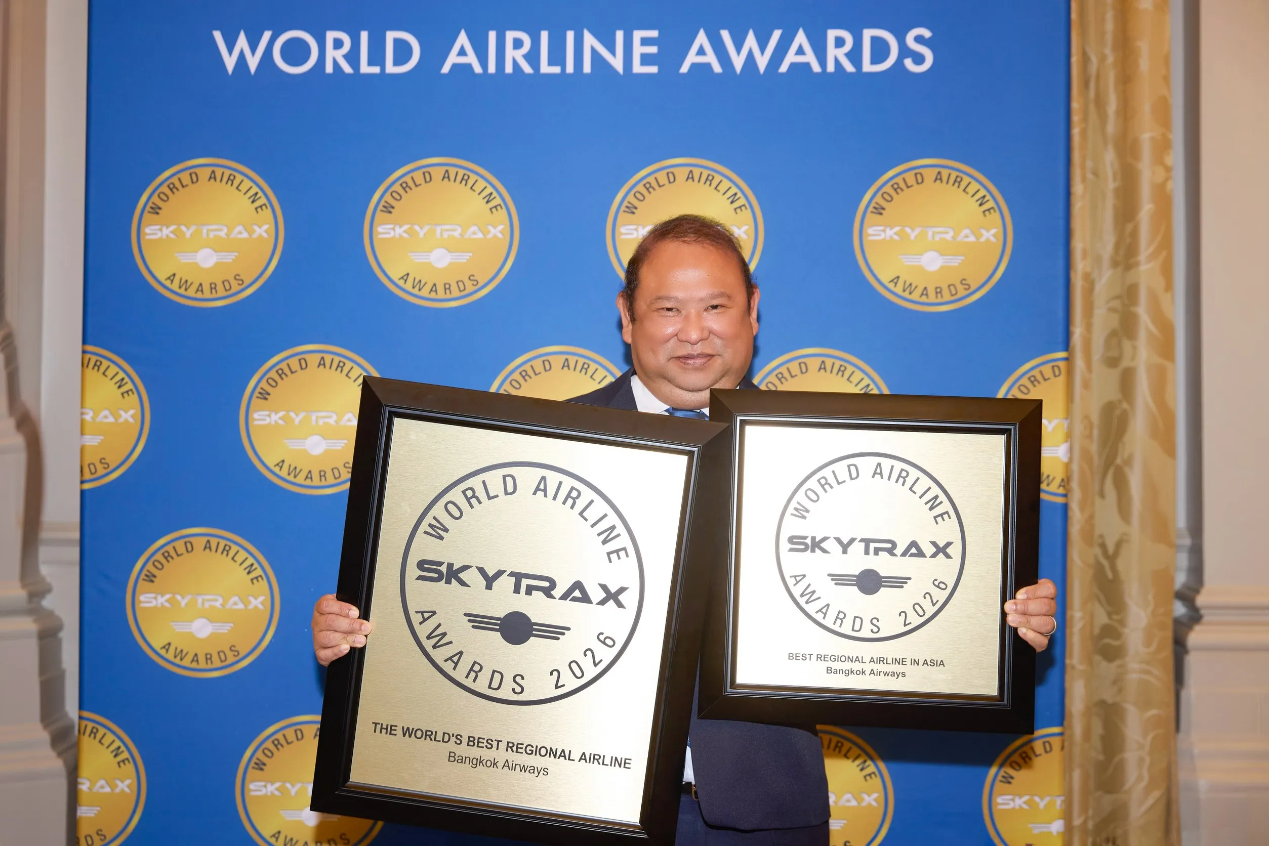 ผู้บริหารบางกอกแอร์เวย์สถือป้ายรางวัล World Airline Awards 2026 สองรางวัล ได้แก่ สายการบินภูมิภาคยอดเยี่ยมของโลก และสายการบินภูมิภาคยอดเยี่ยมในเอเชีย จากงาน Skytrax World Airline Awards