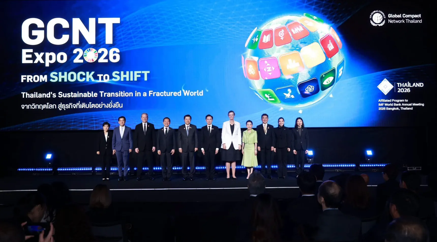 ผู้บริหารและตัวแทนหน่วยงานยืนถ่ายภาพร่วมกันบนเวทีงาน GCNT Expo 2026 ภายใต้แนวคิด "From Shock to Shift" เพื่อขับเคลื่อนการเปลี่ยนผ่านสู่ความยั่งยืนของประเทศไทย