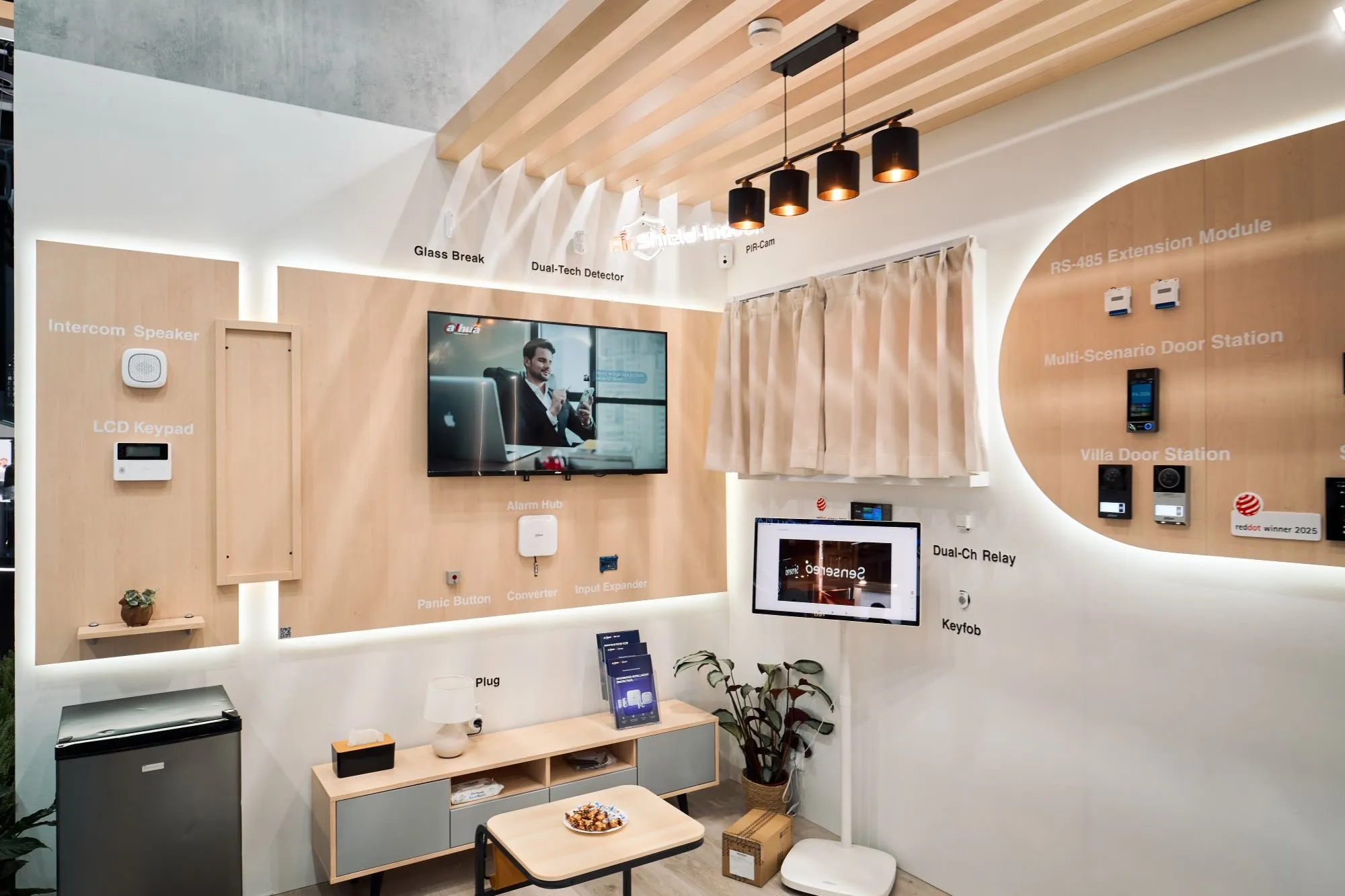 บูธจัดแสดงนวัตกรรม Dahua Technology ในรูปแบบห้องจำลอง Smart Living ครบวงจร ประกอบด้วยอุปกรณ์รักษาความปลอดภัยและระบบอัจฉริยะต่างๆ เช่น กล้อง PIR-Cam, เครื่องตรวจจับกระจกแตก, ตู้อินเตอร์คอม, สถานีประตูอัจฉริยะ และแป้นควบคุมระบบสมาร์ทโฮม ติดตั้งอย
