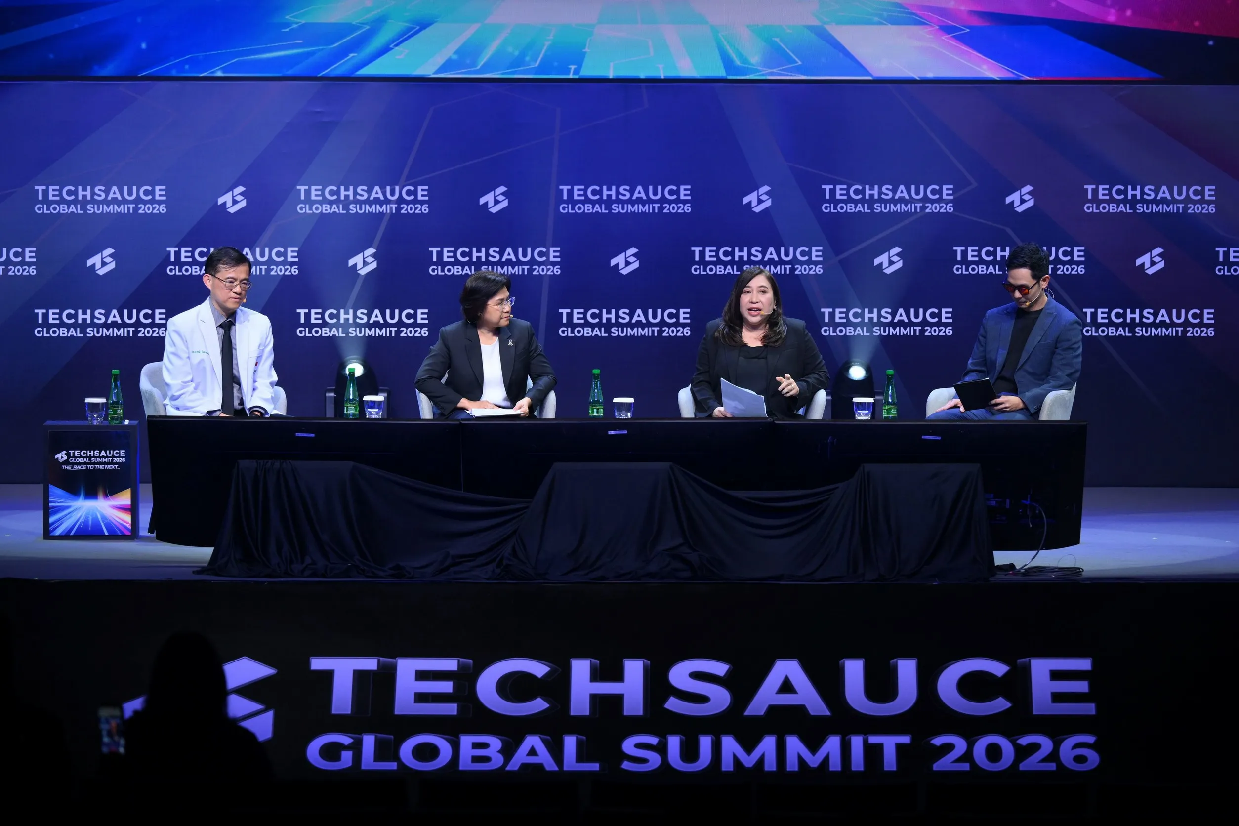 วิทยากรทั้งสี่ท่านร่วมเสวนาบนเวทีงาน Techsauce Global Summit 2026 เพื่อผลักดันนโยบายโรคหายากแห่งชาติและการวินิจฉัยด้วยจีโนมิกส์