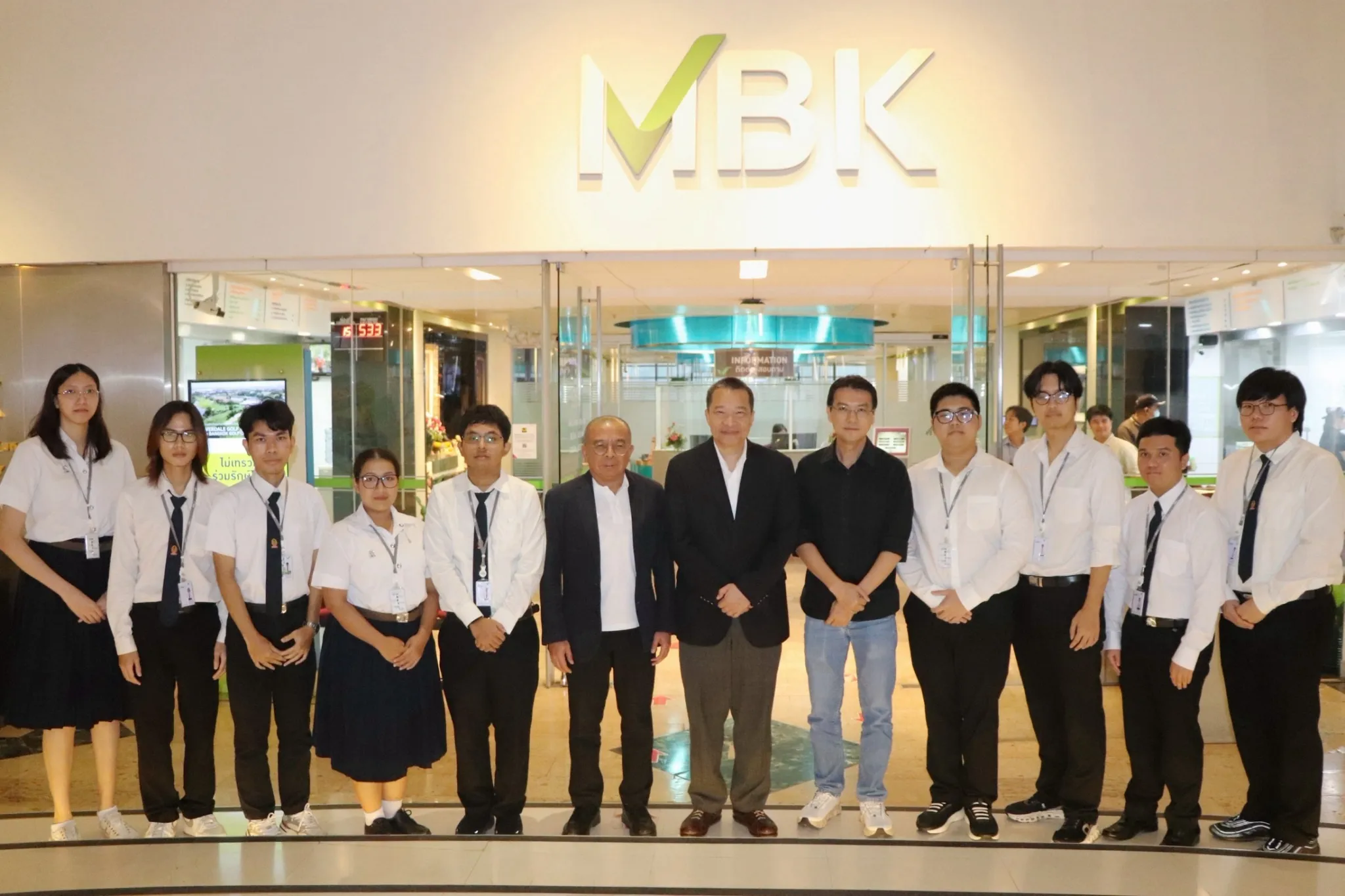 ภาพหมู่ผู้บริหารเอ็ม บี เค และนิสิตฝึกงานโครงการ Chula - MBK Academy รุ่น 2 ถ่ายร่วมกันบริเวณหน้าทางเข้าศูนย์การค้าเอ็ม บี เค เซ็นเตอร์